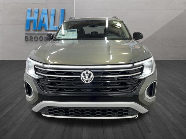 Photo of 2025 Avocado Green Pearl Volkswagen Atlas