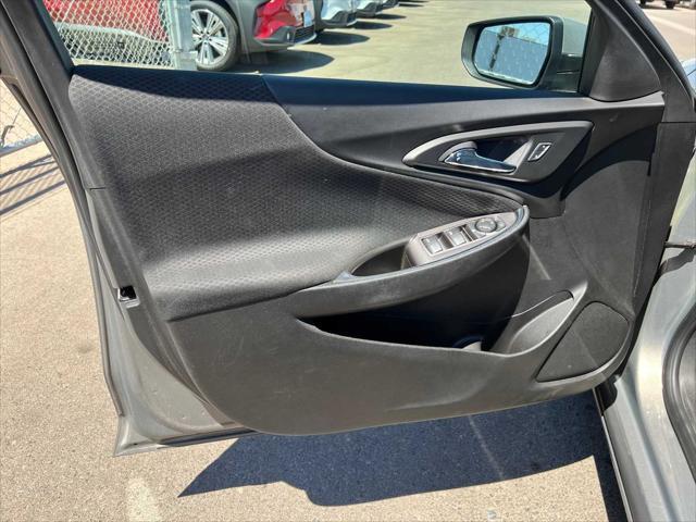 Photo of 2017 Pepperdust Metallic Chevrolet Malibu Hybrid