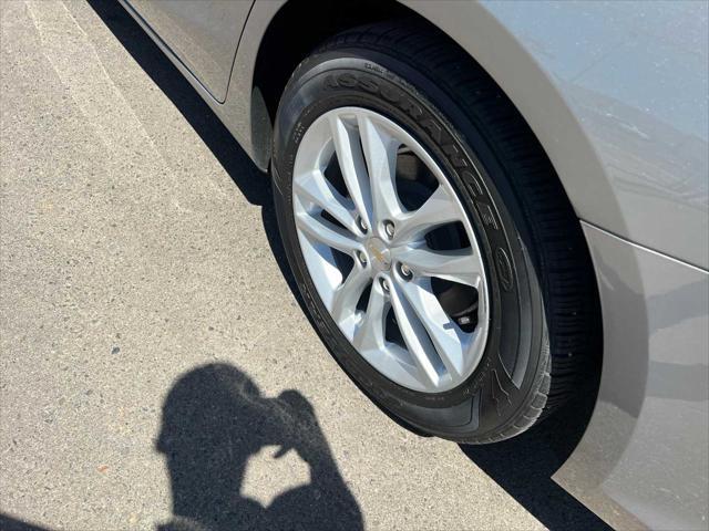 Photo of 2017 Pepperdust Metallic Chevrolet Malibu Hybrid