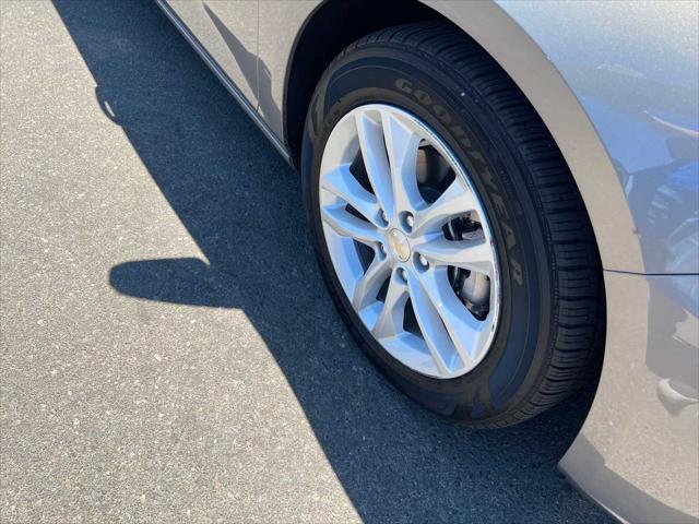 Photo of 2017 Pepperdust Metallic Chevrolet Malibu Hybrid