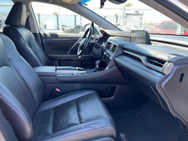 Photo of 2017 Silver Lining Metallic Lexus RX 350