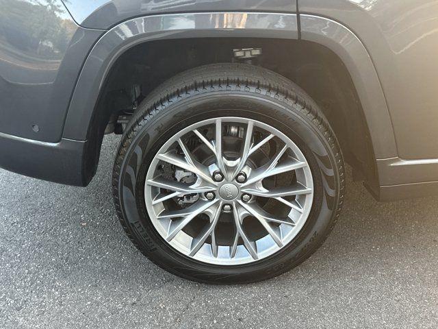 Photo of 2022 Metallic Jeep Grand Cherokee
