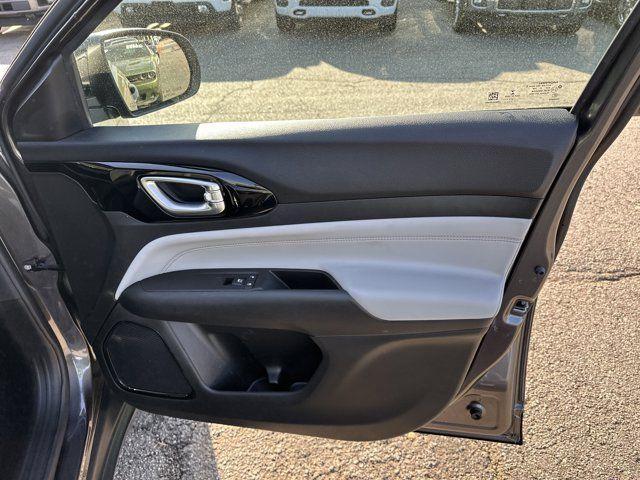 Photo of 2022 Granite Crystal Clearcoat Metallic Jeep Compass