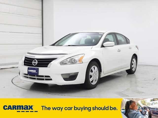 Photo of 2014 White Nissan Altima