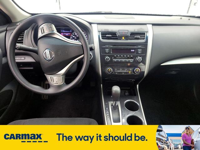 Photo of 2014 White Nissan Altima