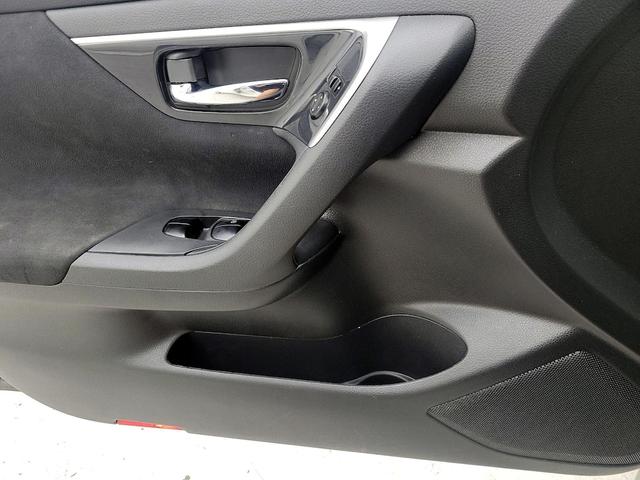 Photo of 2014 White Nissan Altima