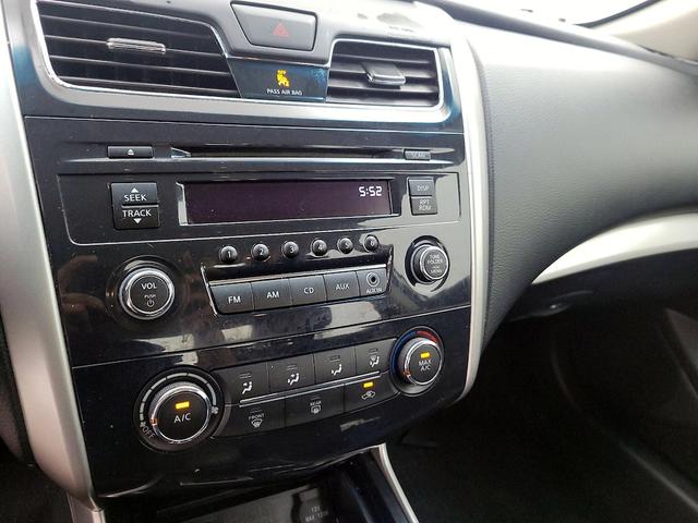 Photo of 2014 White Nissan Altima