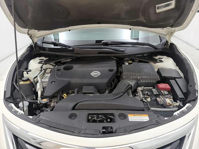 Photo of 2014 White Nissan Altima