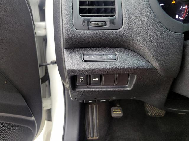 Photo of 2014 White Nissan Altima