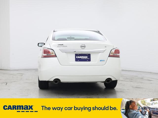 Photo of 2014 White Nissan Altima