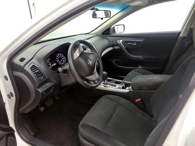 Photo of 2014 White Nissan Altima