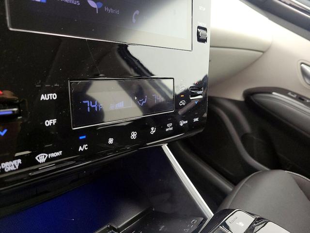 Photo of 2022 White Hyundai TUCSON Hybrid