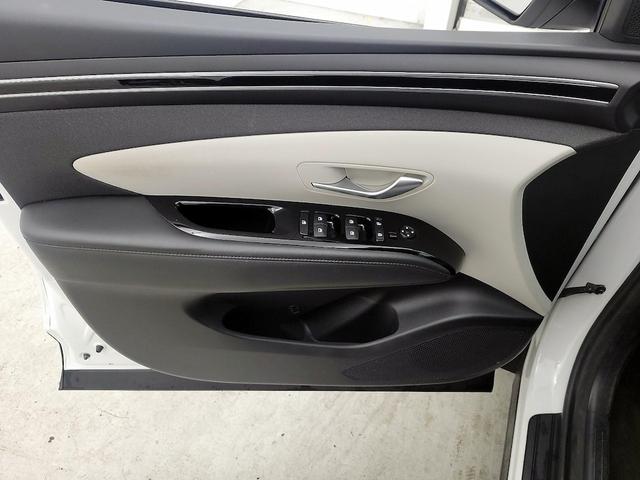 Photo of 2022 White Hyundai TUCSON Hybrid