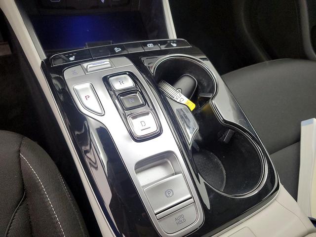 Photo of 2022 White Hyundai TUCSON Hybrid