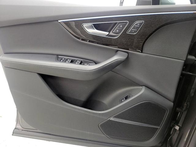 Photo of 2022 Gray Audi Q7