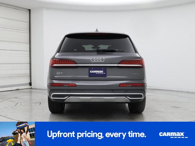 Photo of 2022 Gray Audi Q7