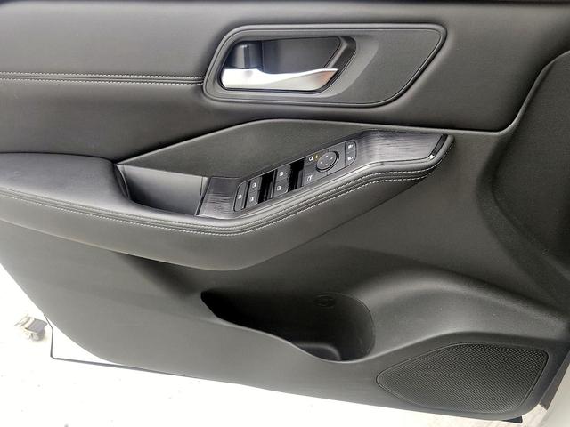 Photo of 2022 White Nissan Rogue