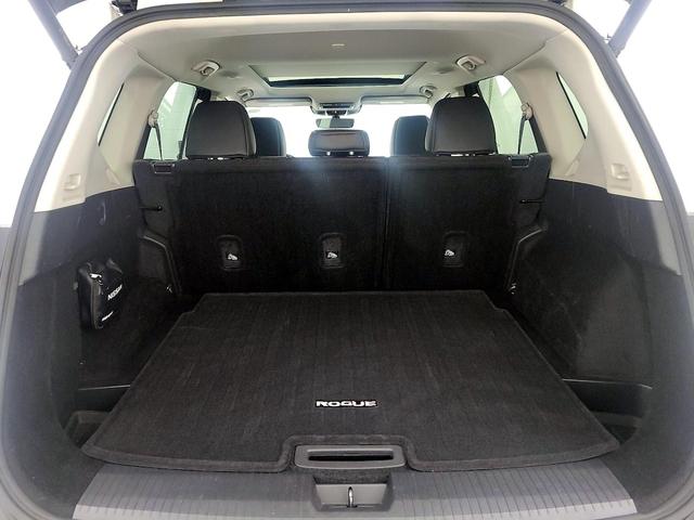 Photo of 2022 White Nissan Rogue
