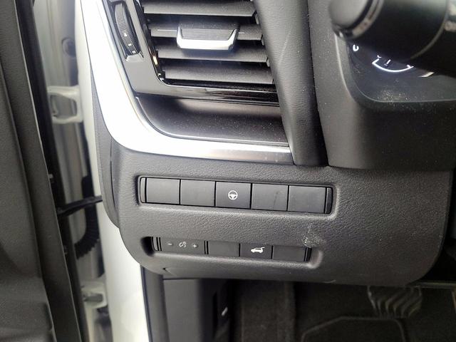 Photo of 2022 White Nissan Rogue
