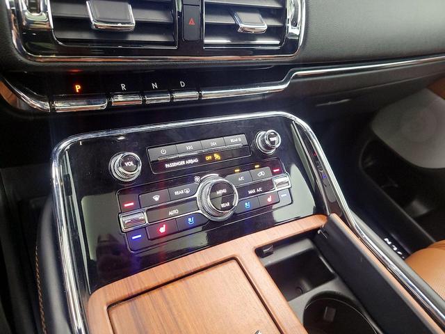 Photo of 2019 Blue Lincoln Navigator