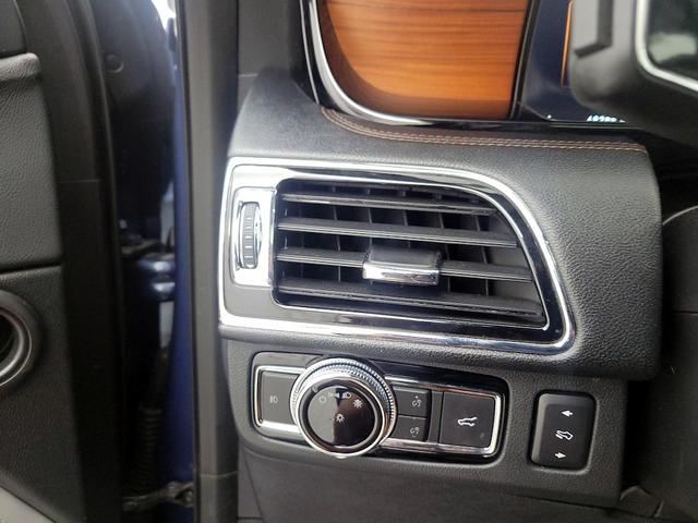 Photo of 2019 Blue Lincoln Navigator