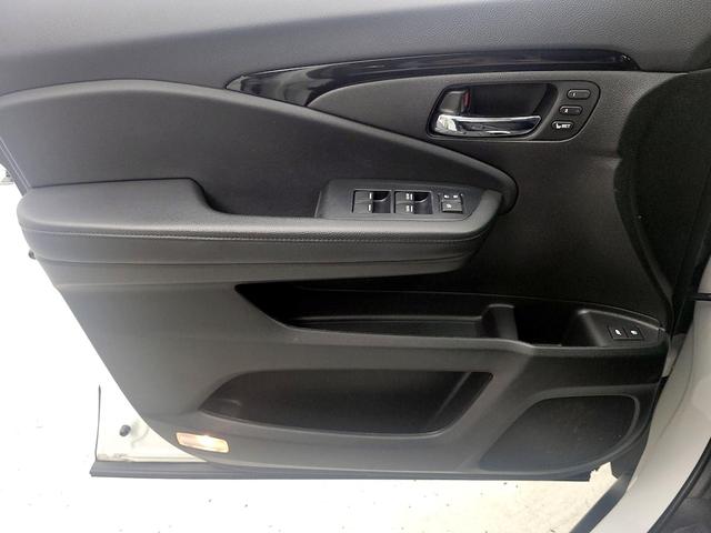 Photo of 2022 White Honda Pilot