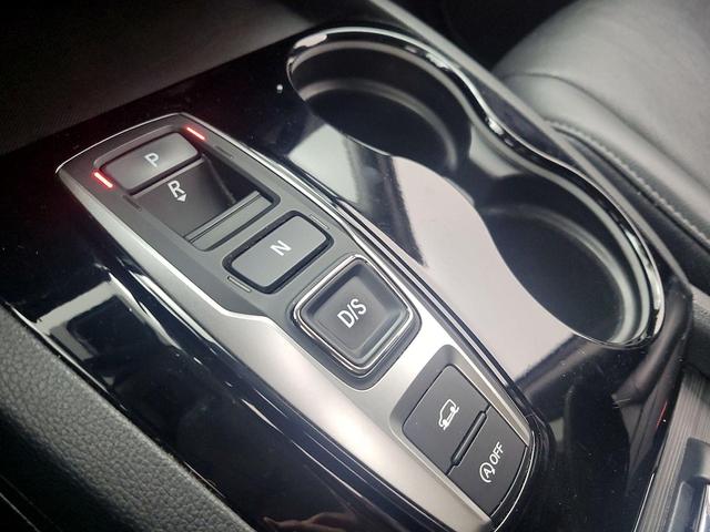 Photo of 2022 White Honda Pilot
