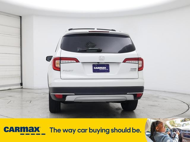 Photo of 2022 White Honda Pilot
