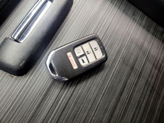Photo of 2022 White Honda Pilot