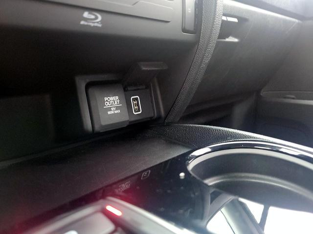 Photo of 2022 White Honda Pilot