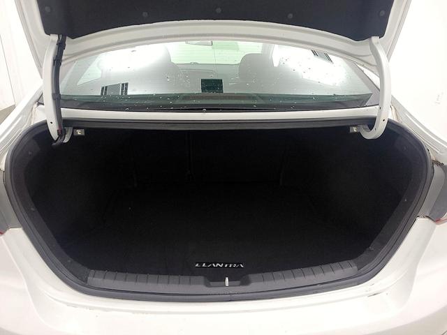 Photo of 2018 White Hyundai ELANTRA