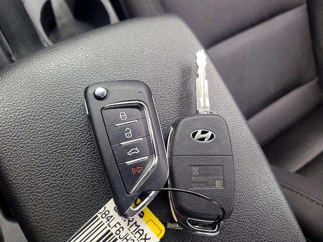 Photo of 2018 White Hyundai ELANTRA
