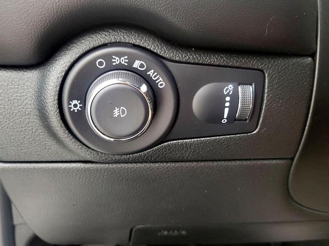 Photo of 2022 White Dodge Durango