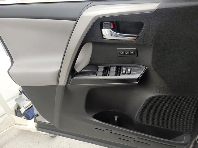 Photo of 2017 Gray Toyota RAV4