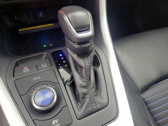 Photo of 2020 White Toyota RAV4 Hybrid