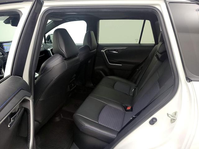 Photo of 2020 White Toyota RAV4 Hybrid