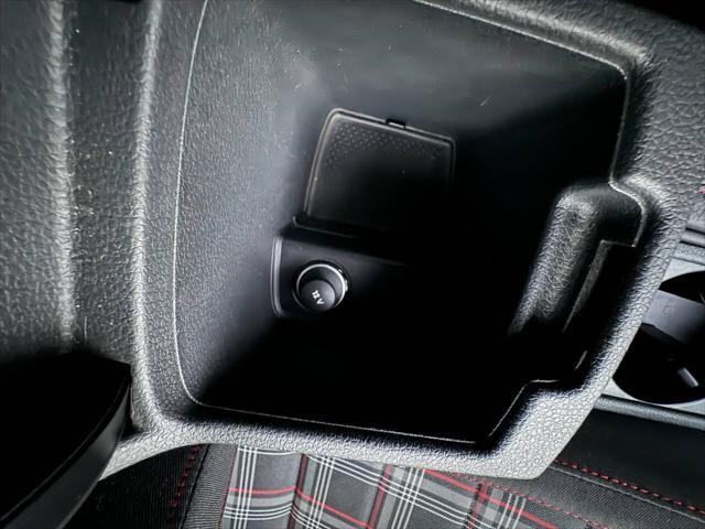 Photo of 2016 Deep Black Pearl Volkswagen Golf GTI