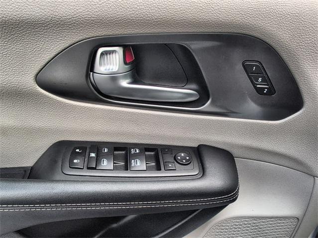 Photo of 2023 Bright White Clearcoat Chrysler Pacifica