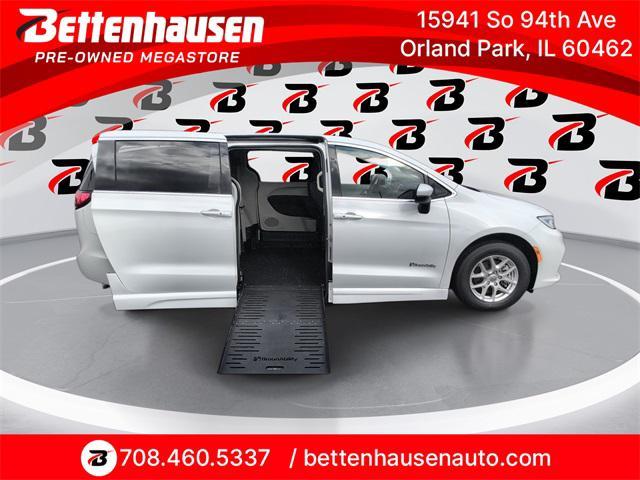 Photo of 2023 Bright White Clearcoat Chrysler Pacifica