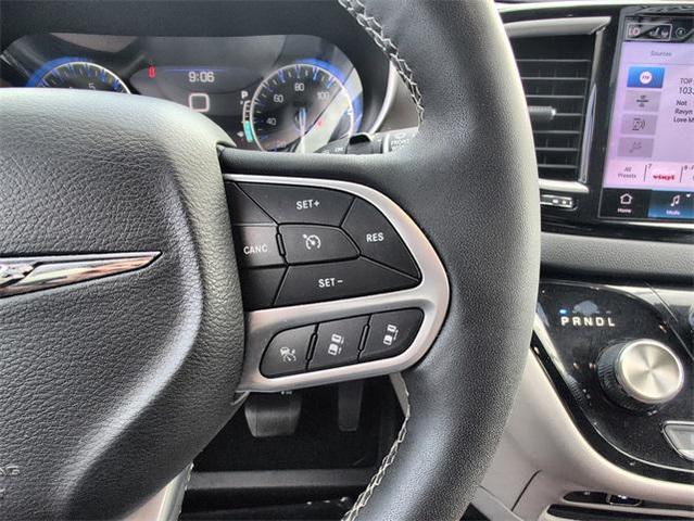 Photo of 2023 Bright White Clearcoat Chrysler Pacifica