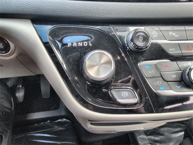 Photo of 2023 Bright White Clearcoat Chrysler Pacifica
