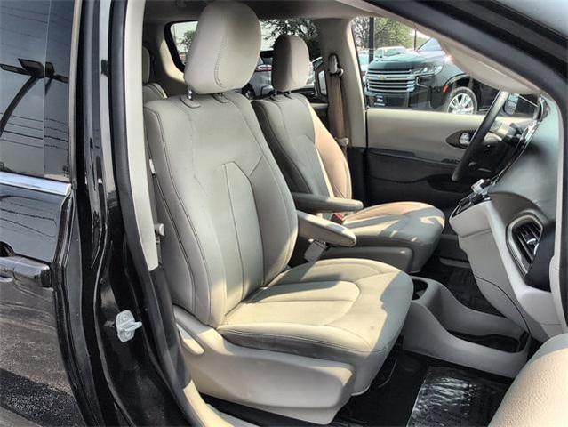 Photo of 2017 Brilliant Black Crystal Pearlcoat Chrysler Pacifica