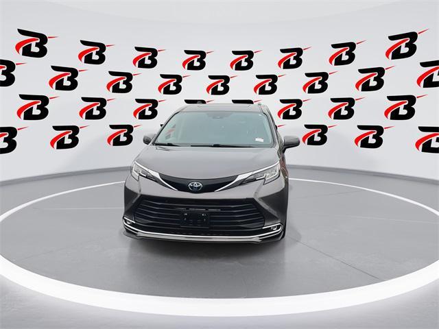 Photo of 2021 Predawn Gray Mica Toyota Sienna