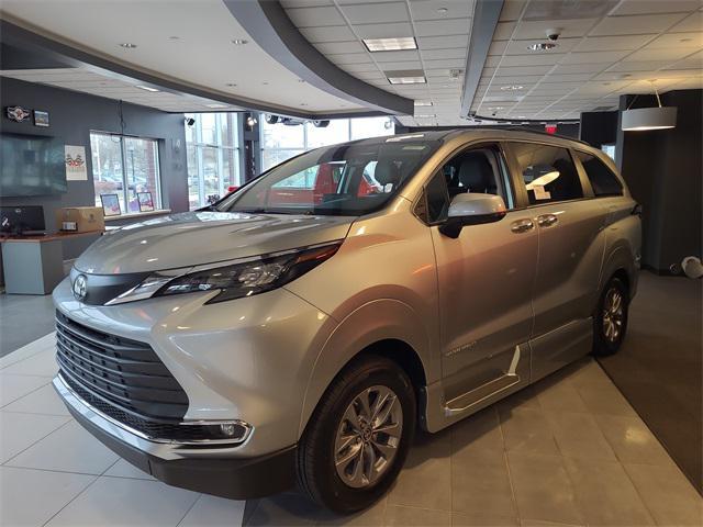 Photo of 2024 Celestial Silver Toyota Sienna