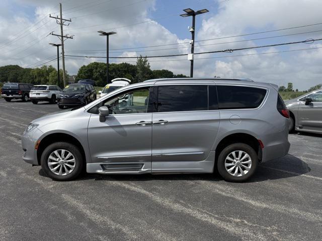 Photo of 2018 Billet Silver Metallic Clearcoat Chrysler Pacifica