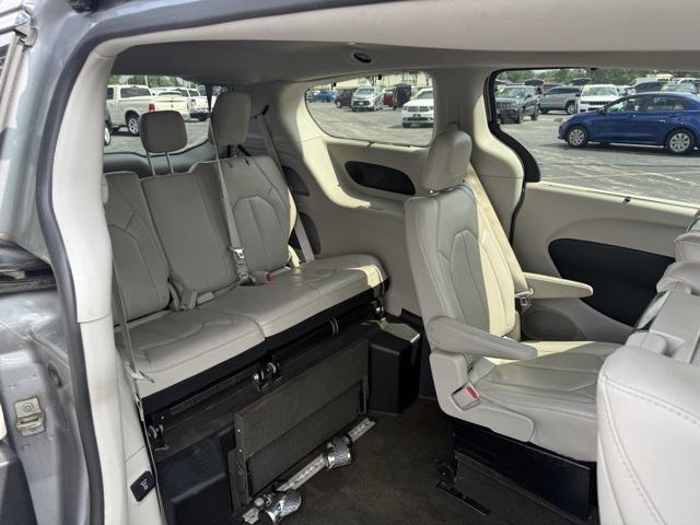 Photo of 2018 Billet Silver Metallic Clearcoat Chrysler Pacifica