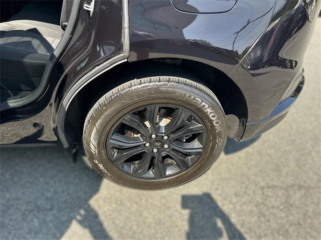 Photo of 2022 Agate Black Metallic Ford Edge