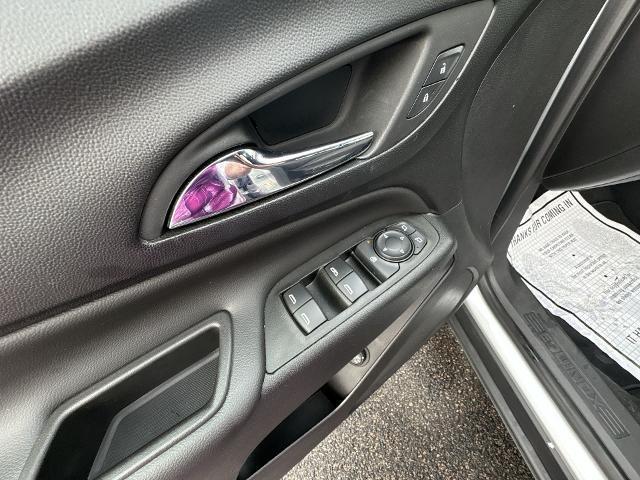 Photo of 2022 Silver Ice Metallic Chevrolet Equinox