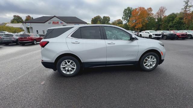 Photo of 2022 Silver Ice Metallic Chevrolet Equinox