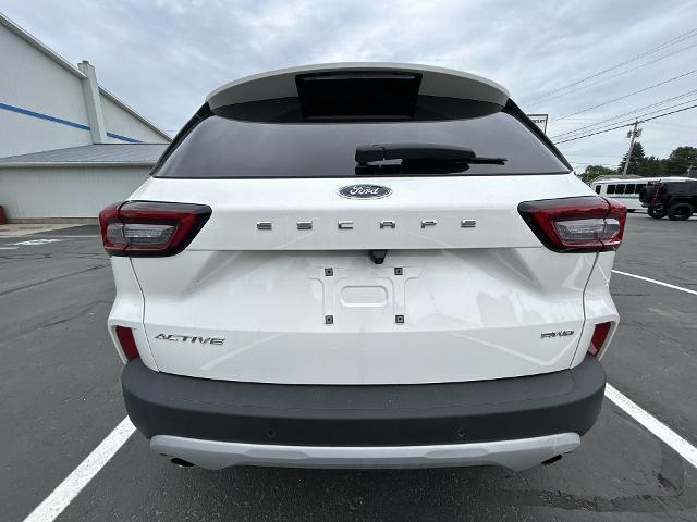 Photo of 2023 Star White Metallic Tri-Coat Ford Escape